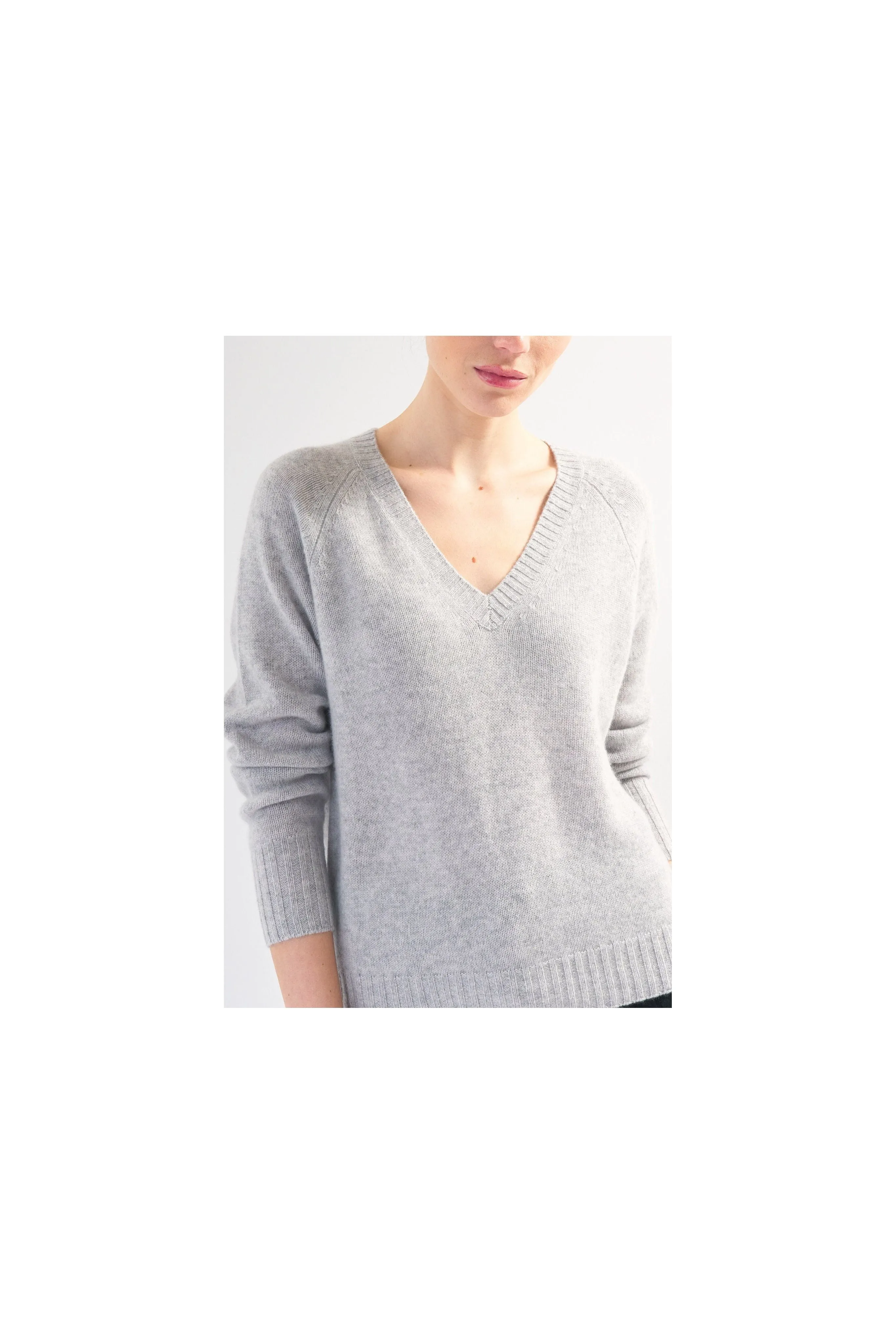 Robertson Madison 100% Cashmere Cropped V Neck Sweater CC-113 | Light Grey