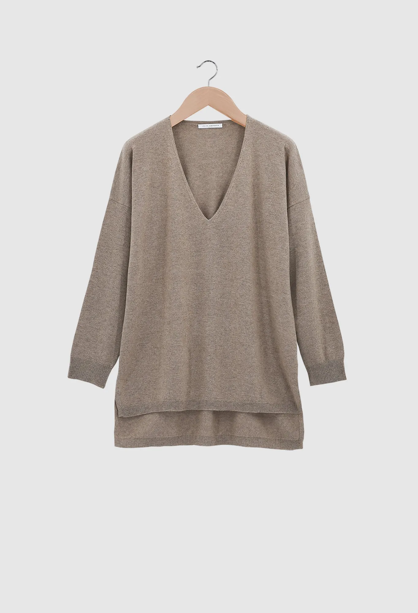 YARA - 12gg Cashmere V-Neck Sweater in Undyed Light Brown